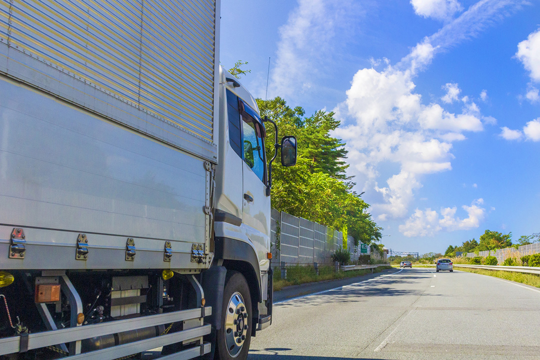 山口県 有限会社 蓮輝工業 大型トラック運転手 資格 取得制度あり 常日勤のお仕事 寮完備で食費 光熱費 寮費は会社が負担 の正社員の求人情報