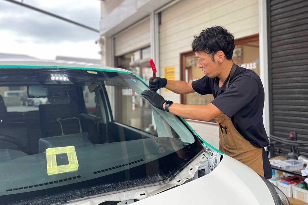 山崎ガラス株式会社車のガラス作業員画像|M