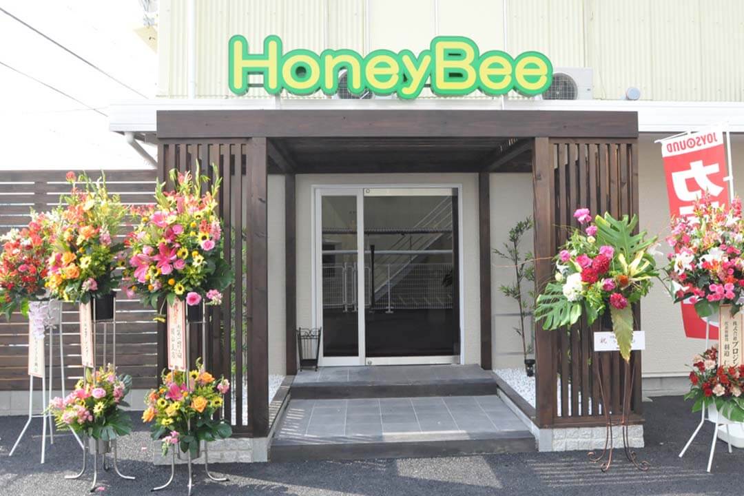 カラオケ ハニービー 中庄店・玉島店・イオン水島店カラオケ店スタッフ(週3日~OK)画像|S