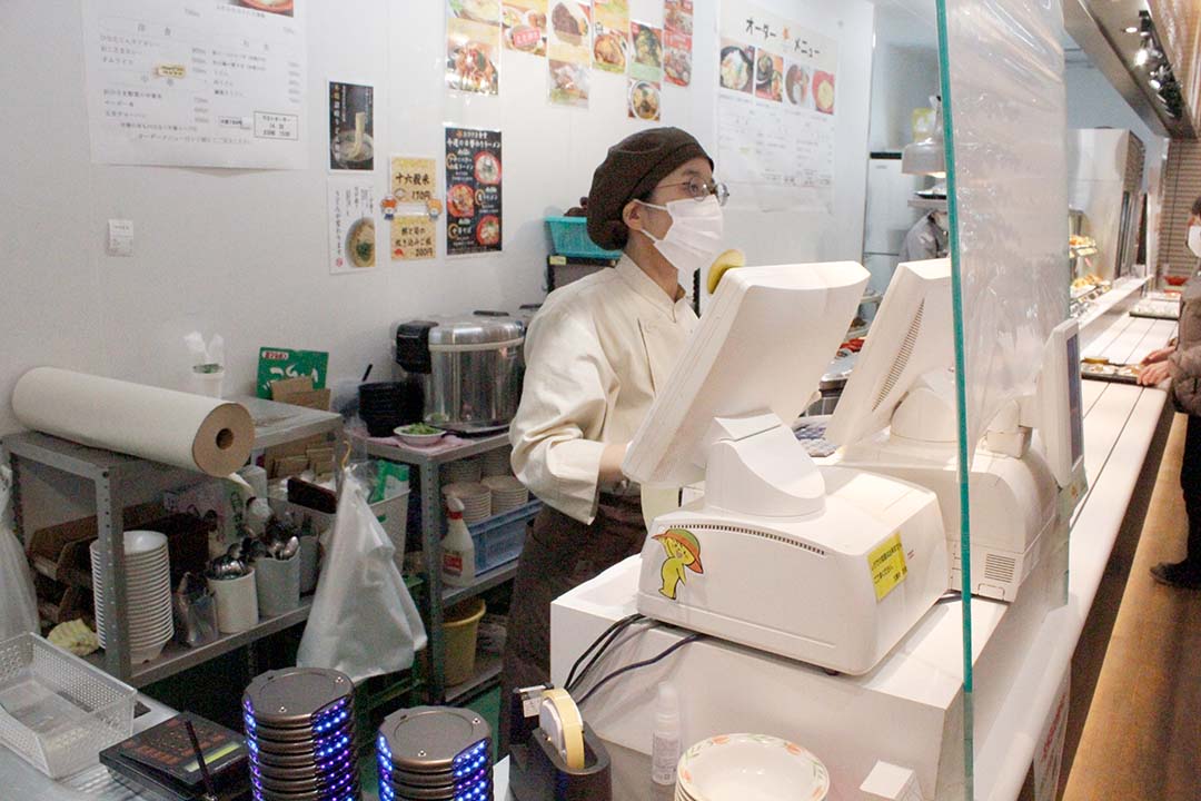 JAえひめ中央直販市 「太陽市」セルフレジ担当〔ご飯お・味噌汁を入れる作業〕画像|M